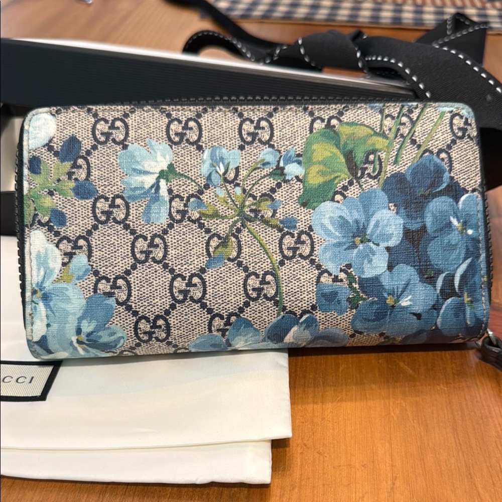 Gucci blooms blue and beige zippy wallet
